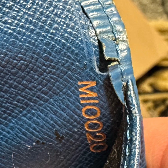 Louis Vuitton Blue EPI wallet. Kisslock coin area Authenticate. View pictures - Picture 15 of 16